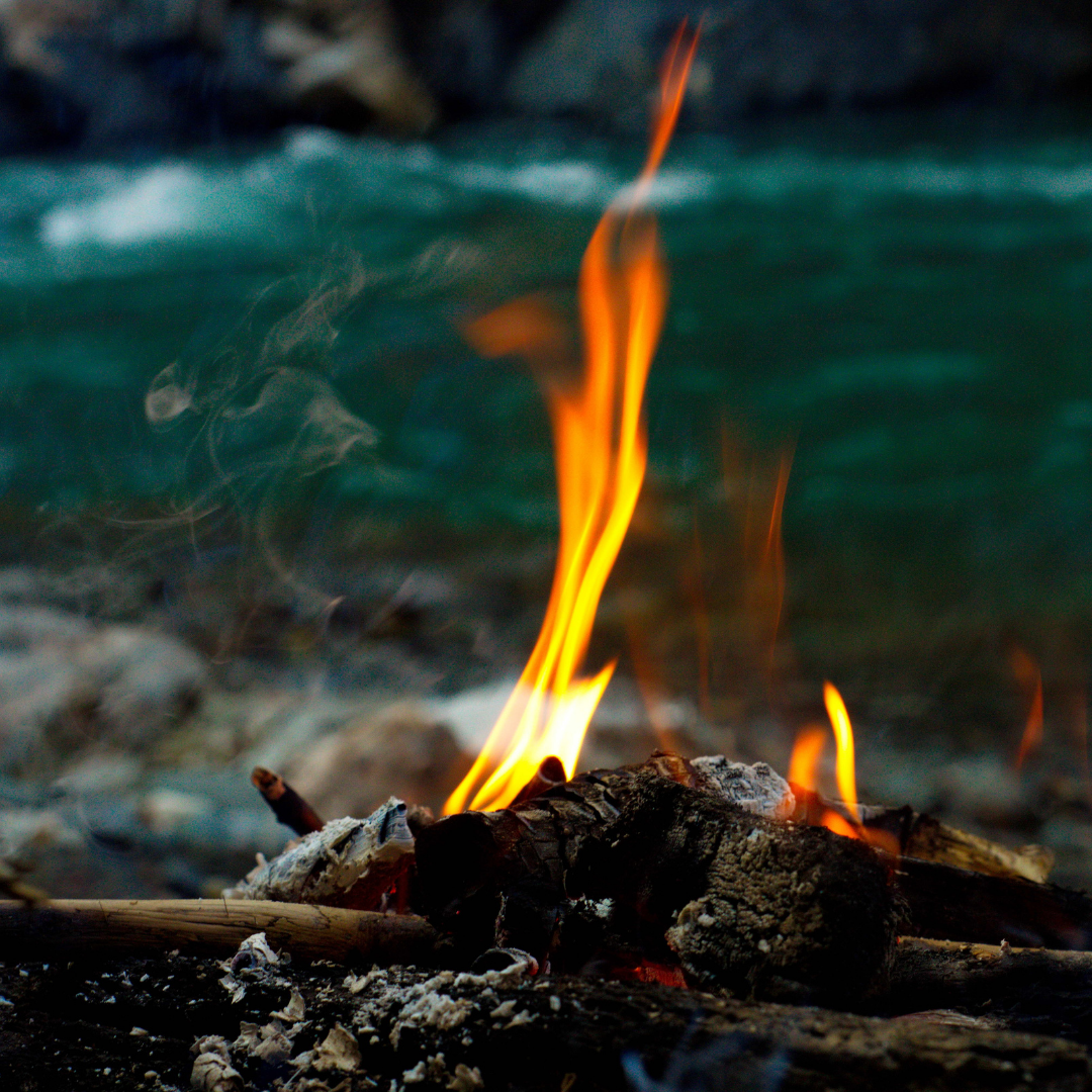 Feu de bois face à la rivière
