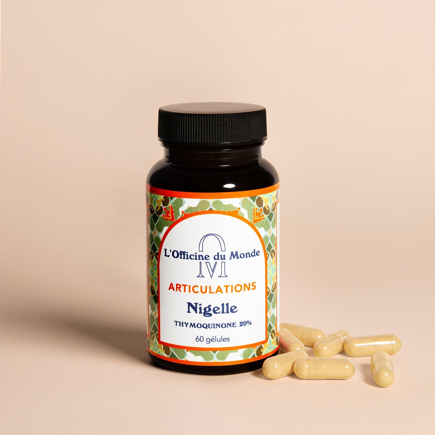 Flacon en verre brun du complément alimentaire « Articulations – Nigelle, thymoquinone 20% » de L’Officine du Monde, posé sur une surface beige, avec plusieurs gélules végétales dispersées à côté.